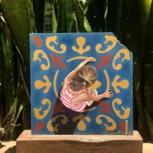 A MENINA E O LADRILHO