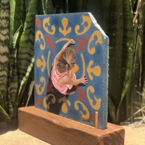 Alternative view of A MENINA E O LADRILHO